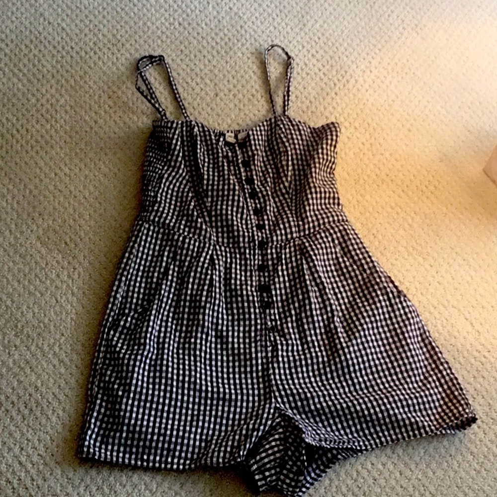 I am selling a black and white gingham romper!🤩🤩